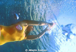 Girl swiming .
Nikonos+15mm+ Ikelite strobe by Alberto Romeo 